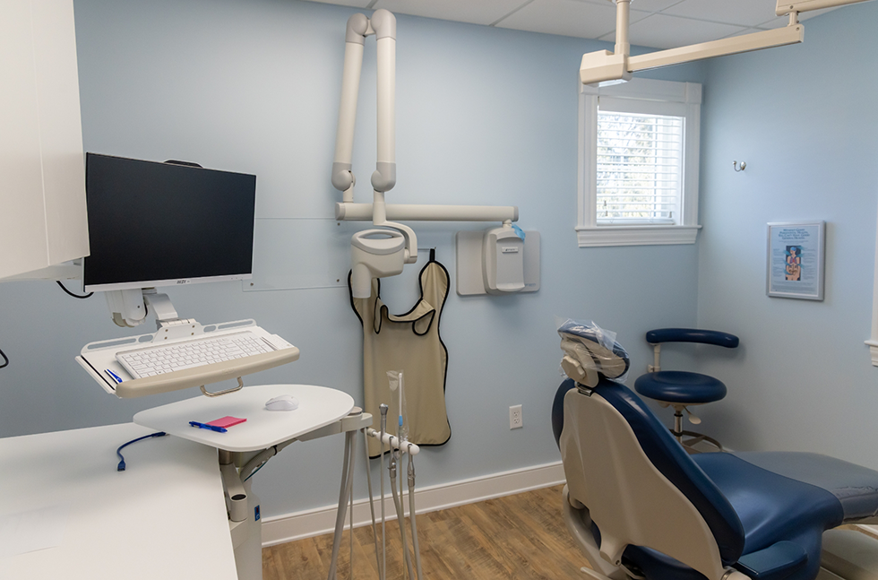 Waiting room with fancy table and chairs