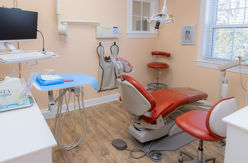 Waiting room with fancy table and chairs